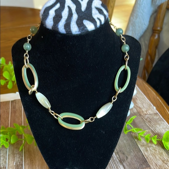 Liz Claiborne Green and Gold Necklace with Oval Links - Picture 1 of 4